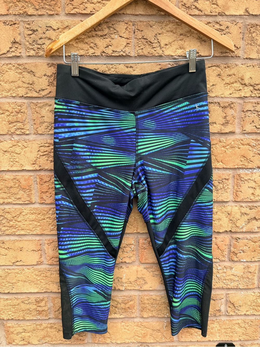 💫4/$25 • Danskin Now Geometric Abstract Print Crop Active Leggings